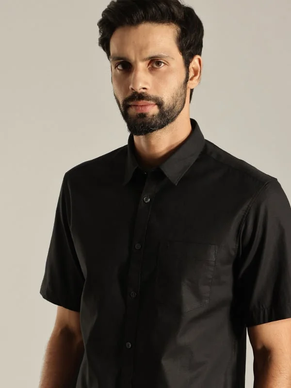 Men Solid Half Sleeve Cotton Shirt